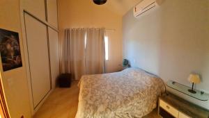 Postel nebo postele na pokoji v ubytování COM LAREIRA Recanto do Lago no Santa Bárbara Resort Residence + 39 fotografií