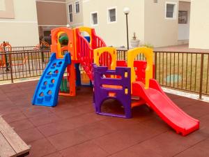 einen Spielplatz mit bunten Spielgeräten auf einer Terrasse in der Unterkunft Parque Caminho das Baraúnas in Caruaru