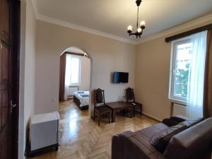 TV a/nebo společenská místnost v ubytování Guesthouse White Swan + 37 fotografií