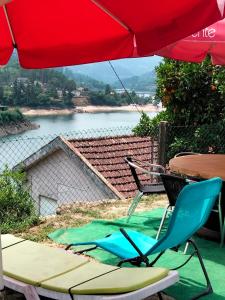 - deux chaises, un parasol et une table dans l'établissement Casa Vilar, à Gerês
