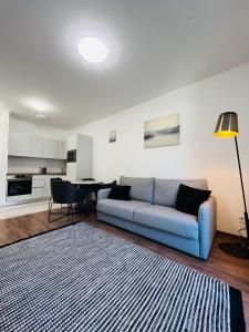 ein Wohnzimmer mit einem blauen Sofa und einem Tisch in der Unterkunft B 205, apartments in the heart of the Jewish quarter in Budapest