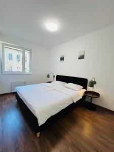 ein Schlafzimmer mit einem großen Bett und einem Fenster in der Unterkunft B 205, apartments in the heart of the Jewish quarter in Budapest