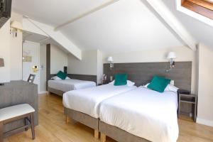 Ein Bett oder Betten in einem Zimmer der Unterkunft Hôtel Le Beaugency