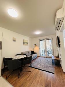 ein Wohnzimmer mit einem Sofa und einem Tisch in der Unterkunft B 205, apartments in the heart of the Jewish quarter in Budapest