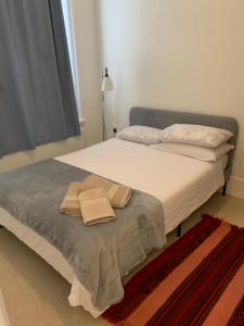 1 dormitorio con 1 cama con 2 toallas en Spacious Holiday Home! en Londres