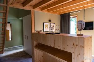 Televízia a/alebo spoločenská miestnosť v ubytovaní Logis Hôtel Altitude et Spa Pierre-Percée