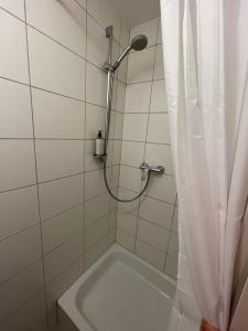 a bathroom with a shower with a tub and a shower curtain at SCHLOSS & ALTSTADT - Modern & Stylish für 6 Küche in Dachau