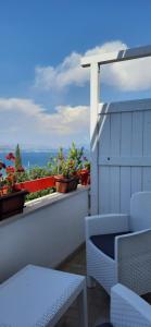 einen Balkon mit Pflanzen, einem Tisch und Stühlen in der Unterkunft CASA VACANZE LE PALME in Gaeta