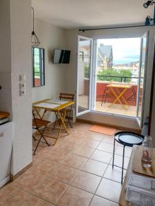 Balkón alebo terasa v ubytovaní Duplex 2 pièces Port Cabourg - 2 à 4 personnes - Terrasse - Vue Port - Exclusif Book ing
