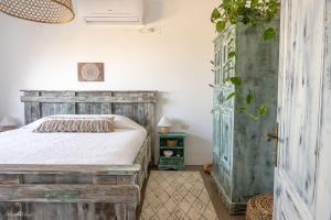 Una cama o camas en una habitación de כספי88