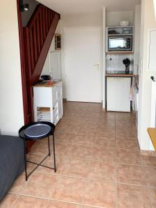 Kuchyňa alebo kuchynka v ubytovaní Duplex 2 pièces Port Cabourg - 2 à 4 personnes - Terrasse - Vue Port - Exclusif Book ing