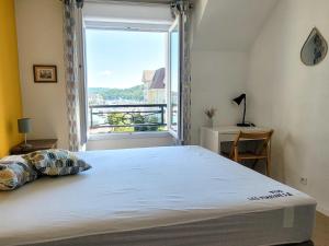 Posteľ alebo postele v izbe v ubytovaní Duplex 2 pièces Port Cabourg - 2 à 4 personnes - Terrasse - Vue Port - Exclusif Book ing