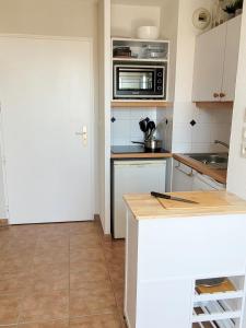 Kuchyňa alebo kuchynka v ubytovaní Duplex 2 pièces Port Cabourg - 2 à 4 personnes - Terrasse - Vue Port - Exclusif Book ing