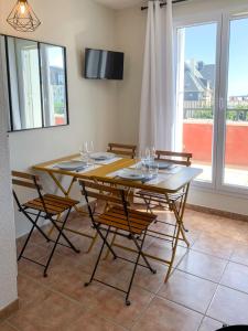 Televízia a/alebo spoločenská miestnosť v ubytovaní Duplex 2 pièces Port Cabourg - 2 à 4 personnes - Terrasse - Vue Port - Exclusif Book ing