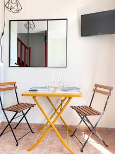 Televízia a/alebo spoločenská miestnosť v ubytovaní Duplex 2 pièces Port Cabourg - 2 à 4 personnes - Terrasse - Vue Port - Exclusif Book ing
