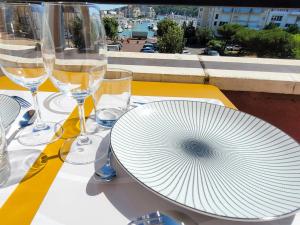 Balkón alebo terasa v ubytovaní Duplex 2 pièces Port Cabourg - 2 à 4 personnes - Terrasse - Vue Port - Exclusif Book ing
