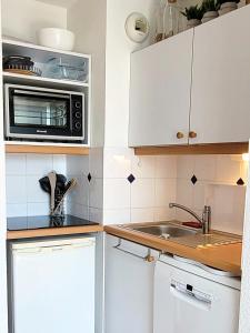 Kuchyňa alebo kuchynka v ubytovaní Duplex 2 pièces Port Cabourg - 2 à 4 personnes - Terrasse - Vue Port - Exclusif Book ing