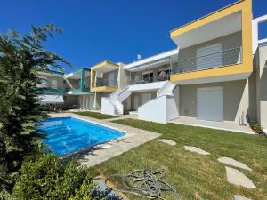 una imagen de una villa con piscina en 3 Raum Fewo Griechenland, 400 m zum Strand, zwischen Thessaloniki und Kavala, en Ofrinion
