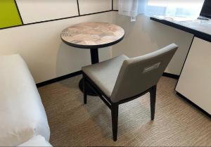 Ruang duduk di Henn na Hotel Osaka Shinsaibashi