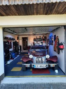 an old car is parked in a garage at Home&Classic - Alte Werkstatt in Effelder