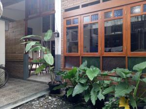una puerta de entrada de una casa con plantas en Paviliun Omah Ndanu, en Yogyakarta 7 fotos más