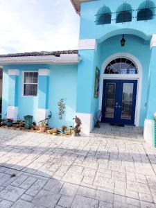 un bâtiment bleu avec une porte bleue dans l'établissement Cape Paradise B & B, à Cape Coral