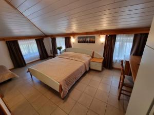 ein Schlafzimmer in einem Boot mit einem großen Bett in der Unterkunft Villa Riva in Omišalj