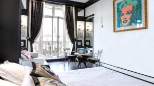 sypialnia z łóżkiem i stołem z krzesłami w obiekcie Point-Of-View Champs Elysees w Paryżu