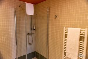 Kúpeľňa v ubytovaní Logis Hôtel Altitude et Spa Pierre-Percée