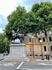 a statue of a man on a horse in front of a building at Super Apartment in Kensington Next To Hyde Park in London