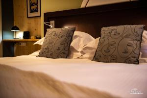 Posteľ alebo postele v izbe v ubytovaní Logis Hôtel Altitude et Spa Pierre-Percée