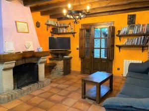 a living room with a fireplace and a tv at Vivienda Vacacional La Vara VV-1433-AS in Arriondas