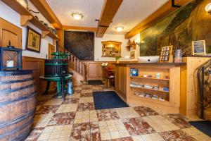 Habitación grande con sala de degustación con paredes de madera. en Zur Lindenau en Rüdesheim am Rhein