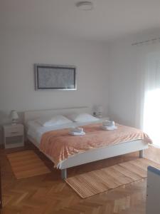 um quarto com uma cama com duas toalhas em Omiš Apartmani Mouse em Omiš