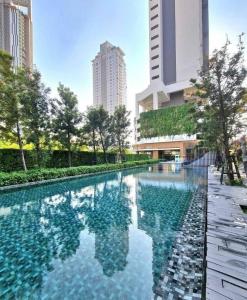 uma grande piscina numa cidade com edifícios altos em Veranda Residences Pattaya By Phung em Praia de Jomtien