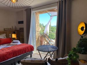 Maison d'hôtes Une hirondelle en Provence客房内的一张或多张床位