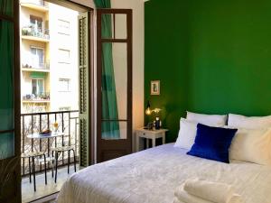 Cama o camas de una habitación en LEPANTO APARTMENTS 150m FROM SAGRADA FAMILIA