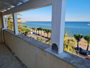 マツァーラ・デル・ヴァッロにあるカーサ ヴァカンツェ プレツィオーザの海の景色を望むバルコニー