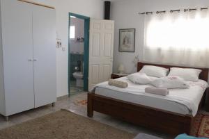 Ein Bett oder Betten in einem Zimmer der Unterkunft חלום בגורן -יחידת אירוח