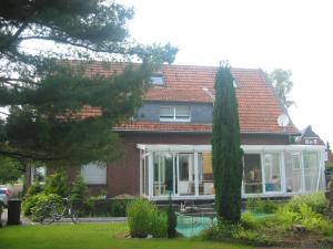 a house with a tree in front of it at Mary´s Ferienwohnung in Kevelaer