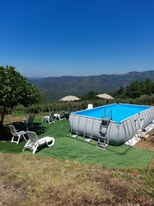 una piscina con sillas y un barco en el césped en Azienda Agrituristica Salella en Salento