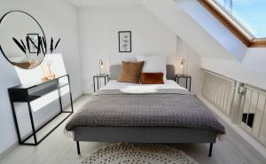 um quarto com uma cama e um espelho em GALLERY APARTMENT: MAISONETTE + FREE PARKING + NETFLIX em Essen