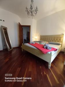 um quarto com uma cama grande e um cobertor vermelho em LA QUIETE TRA LE VIGNE Tuscany em Collesalvetti