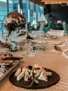 uma mesa com pratos de comida em cima em Holiday Park Verse em Ulcinj