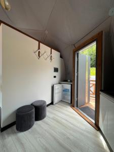 Pokój z 2 stołkami i przesuwnymi szklanymi drzwiami w obiekcie Epic House w mieście Międzylesie