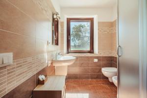 een badkamer met wastafel en toilet bij Agriturismo Ristorante Monte Argentario in Monte Argentario