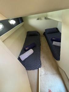 een kleine kamer met 2 stapelbedden in een boot bij White Eagle Cruises Mykonos in Mykonos-stad