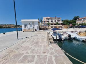 eine Gruppe von Booten, die in einem Yachthafen angedockt sind in der Unterkunft Villa Riva in Omišalj
