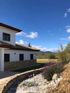 Navalvillar de PelaにあるCasa Rural encantos de Orellanaの庭の景色を望む家