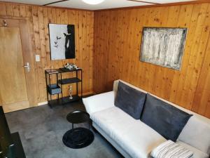 - un salon avec un canapé blanc et des murs en bois dans l'établissement Las aclas, à Valbella